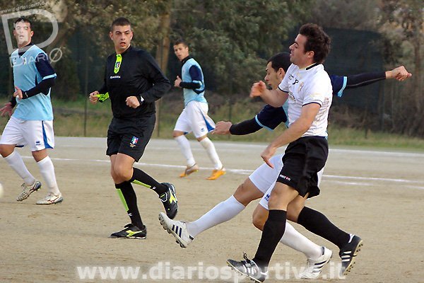 Damiano al rinvio sotto lo sguardo del direttore di gara